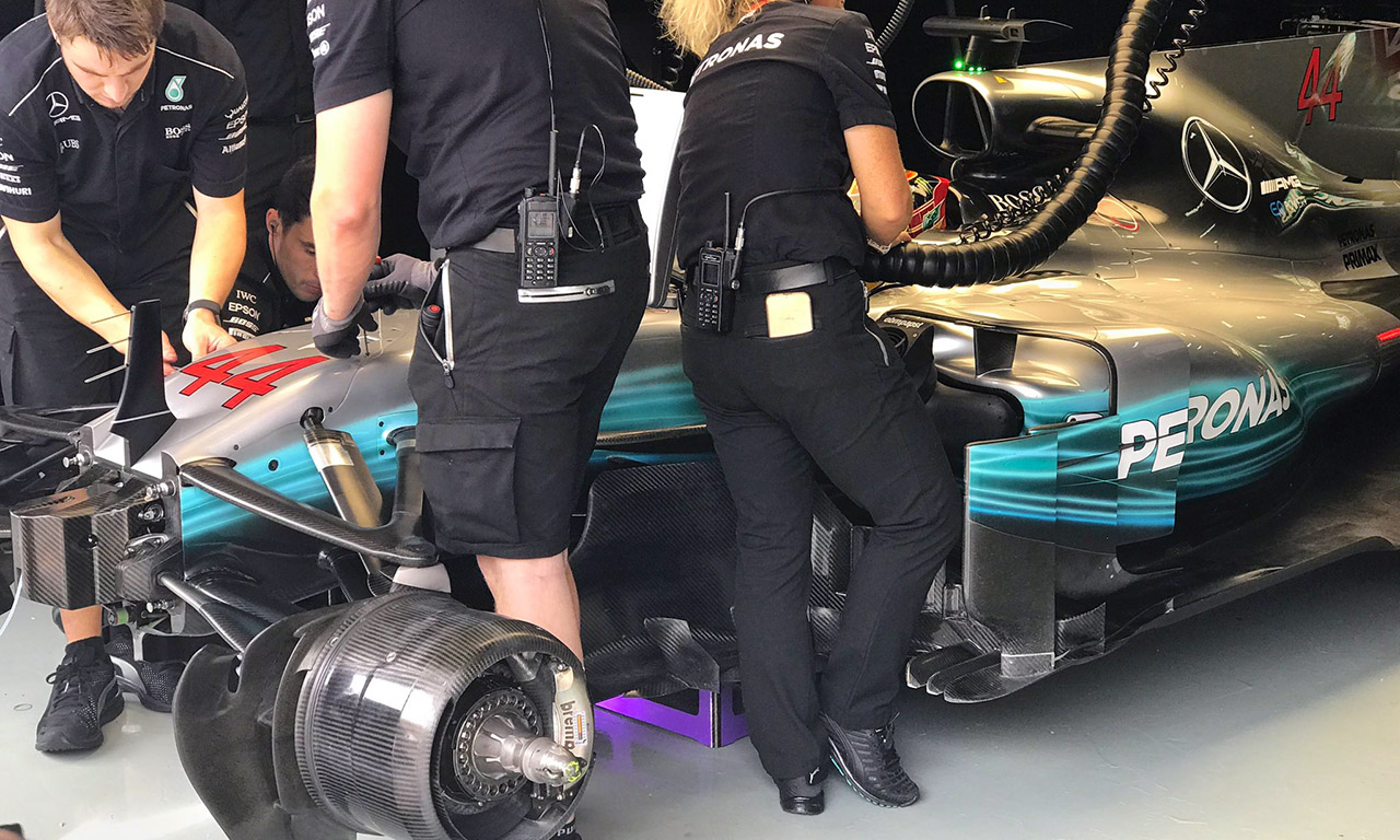 Mercedes opravuje Hamiltonův vůz po předchozím smyku