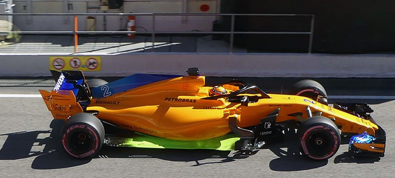 Oranžovo-zelelno-modrý McLaren těsně před obědovou přestávkou