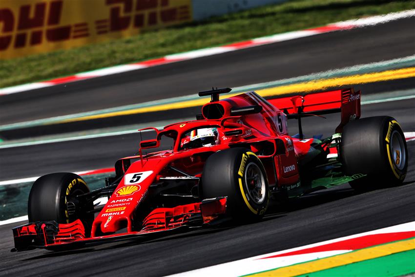 Sebastian Vettel testuje nová zrcátka uchycena k ochraně kokpitu