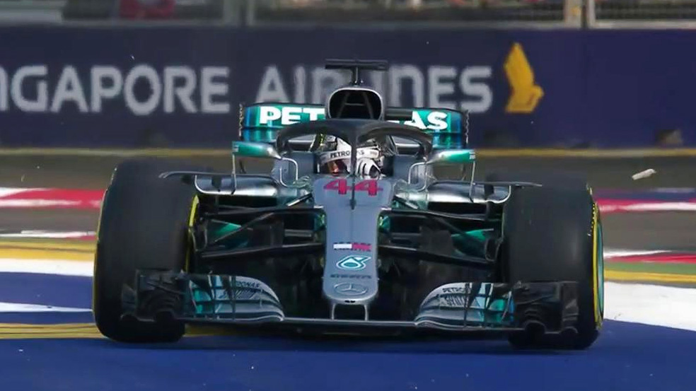 Lewis Hamilton v 1. tréninku chvíli vedl
