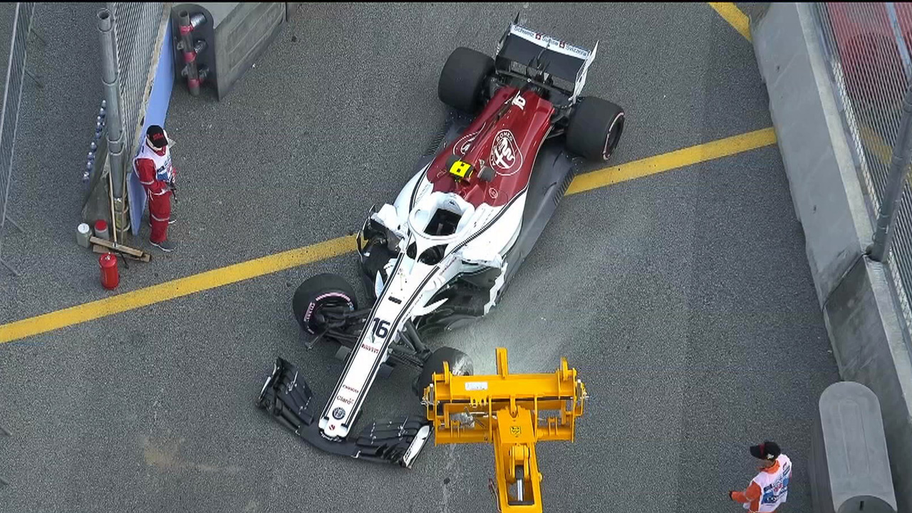 Odtavený Leclercův Sauber po havárii ke konci tréninku