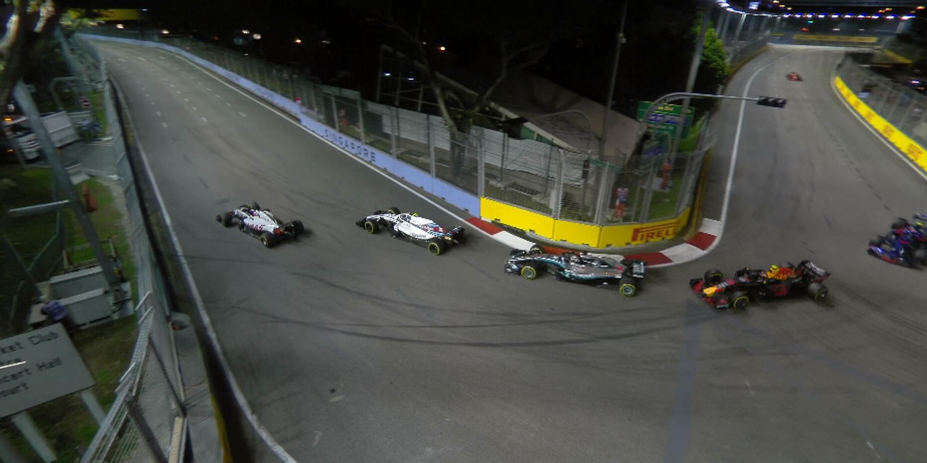Romain Grosjean předjíždí Sergeje Sirotkina poté, co delší dobu blokoval rychlejší jezdce, kteří byli o kolo napřed