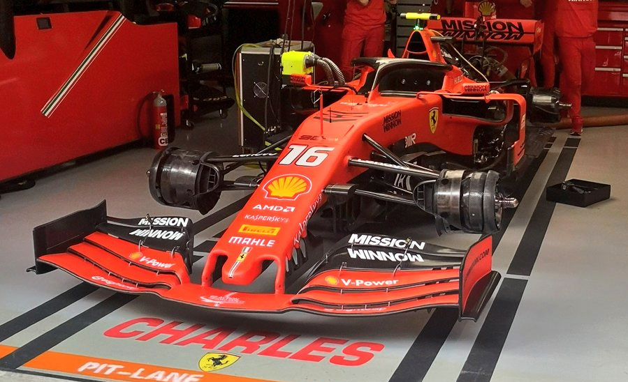 Odstrojené Ferrari Charlese Leclerca v závěru 2. tréninku