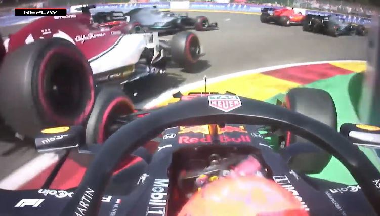 Střed Verstappena s Räikkönenem v první zatáčce