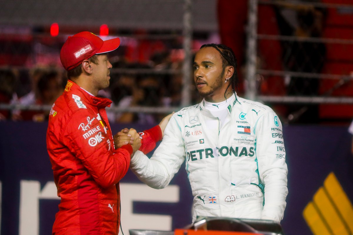 Lewis Hamilton gratuluje Sebastianovi Vettelovi k vítězství ve Velké ceně Singapuru 2019