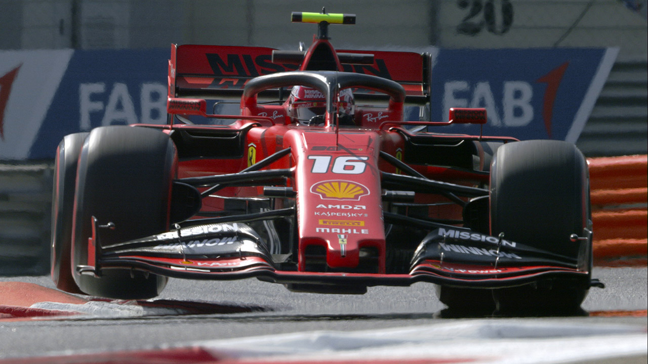 Charles Leclerc hned v úvodu překonal čas svého týmového kolegy Sebastiana Vettela