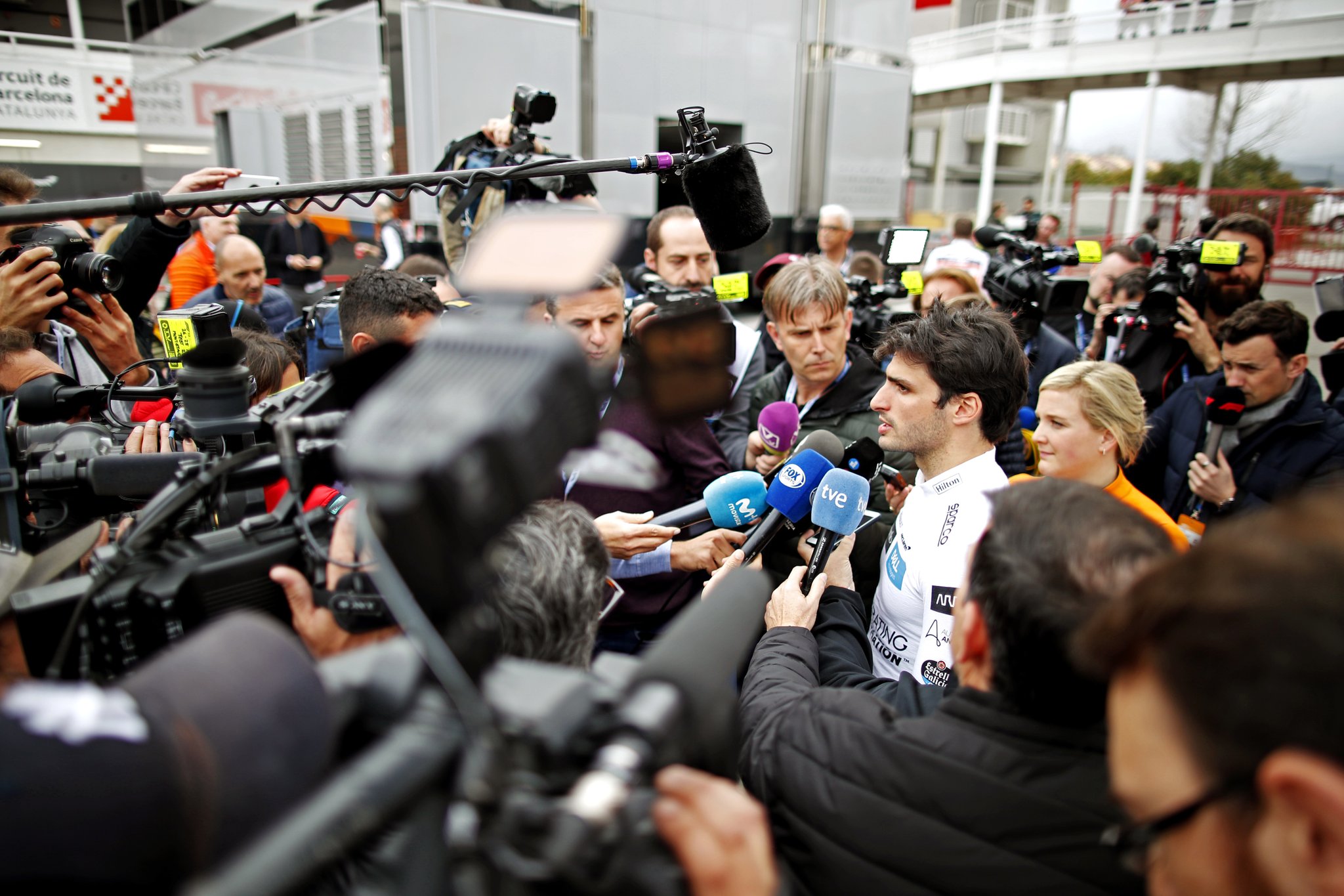 Carlos Sainz v obležení novinářů a TV štábů