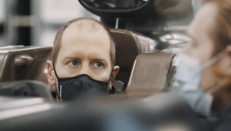 Vettel při tvarování sedačky v továrně Aston Martinu - do startu sezóny v Bahrajnu si chce vlasy nechat znovu narůst