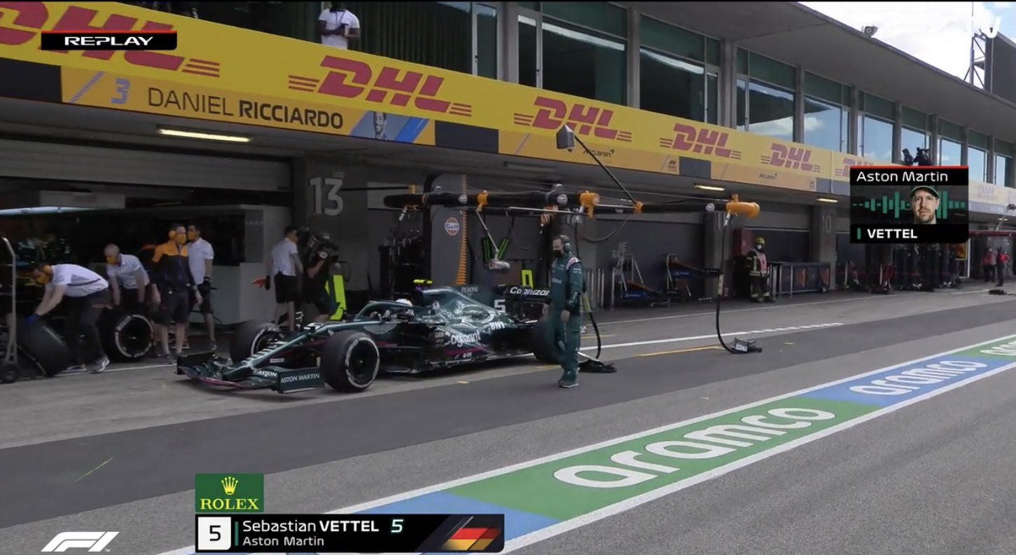 Vettel zastavuje před nesprávnou garáží