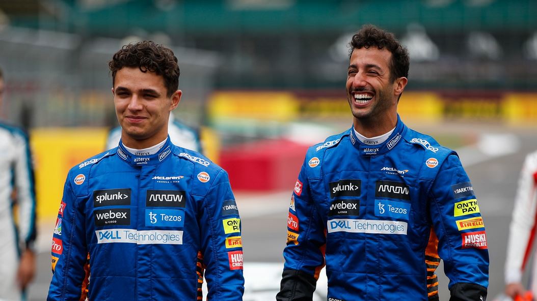 Vysmátý Daniel Ricciardo (vpravo) se svým týmovým kolegou