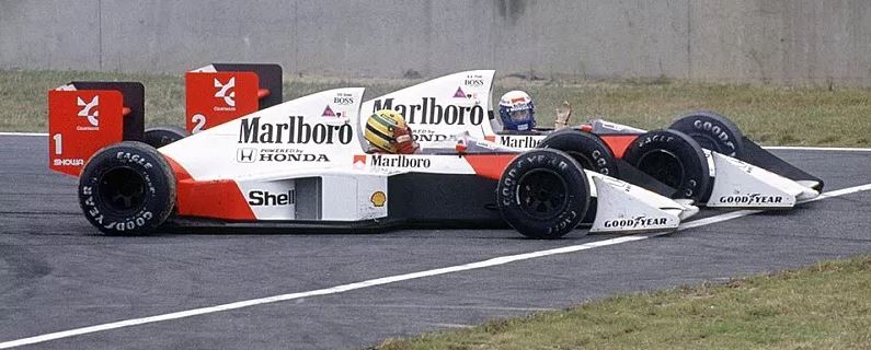 Ayrton Senna po kolizi se svým týmovým kolegou Alainem Prostem ve 47. kole Velké ceny Japonska 1989