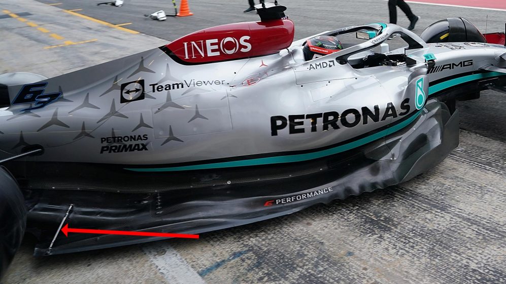 Zpevnění zadního rohu podlahy Mercedesu pomocí spojovací tyče