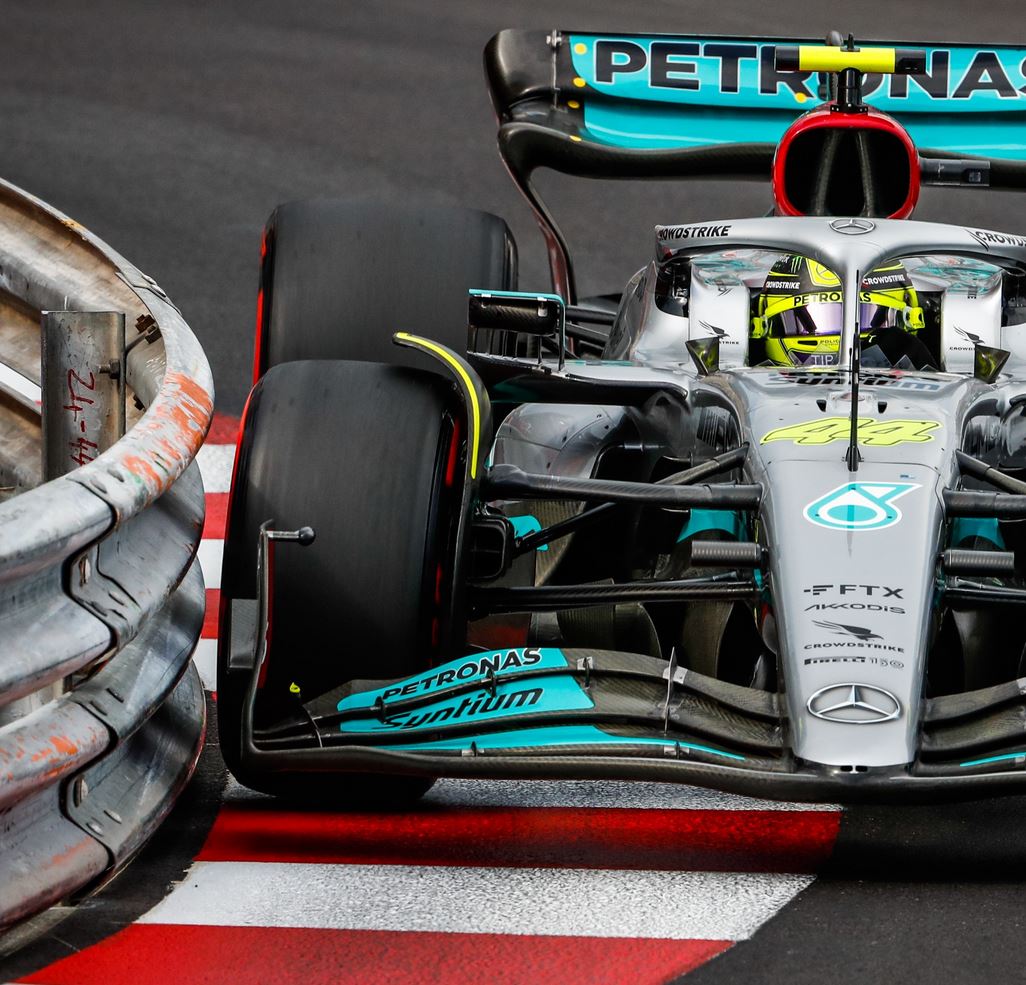 Lewis Hamilton těsně kopíruje svodidla v Monaku